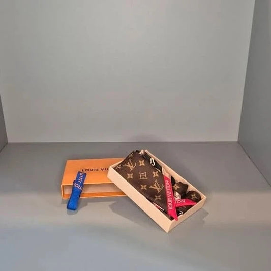 Bandeau Louis Vuitton BB Monogram Forever avec boîte d’origine et ruban