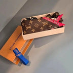 Vue pliée du bandeau en soie Louis Vuitton – teintes rose et noir