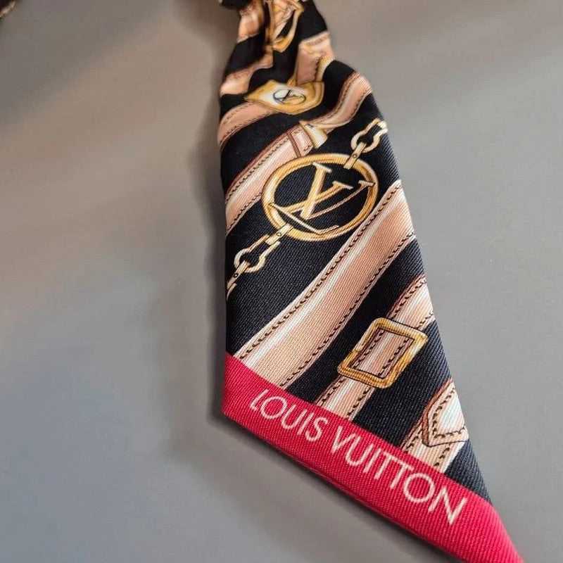 Zoom sur la soie – imprimé Monogram marron et logo Louis Vuitton