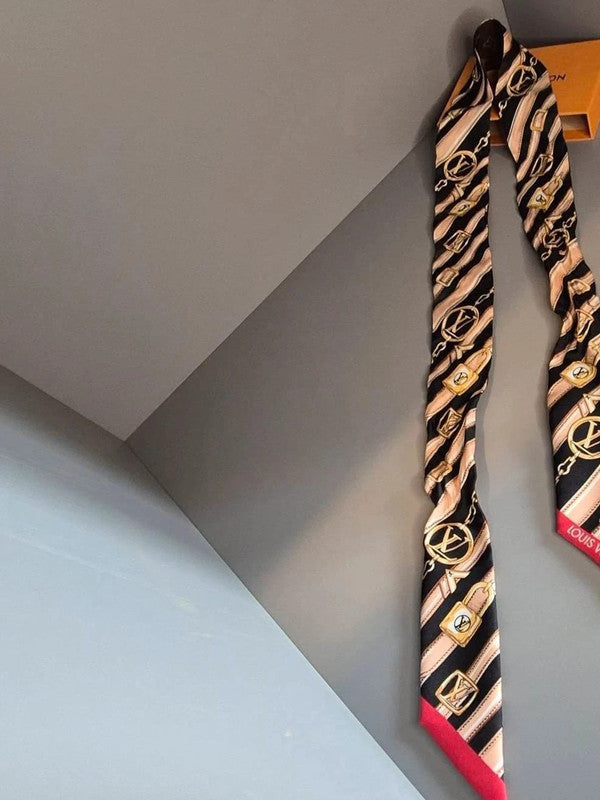 Bandeau Louis Vuitton Monogram Forever – vue complète suspendue, imprimé chaînes dorées et rayures contrastées