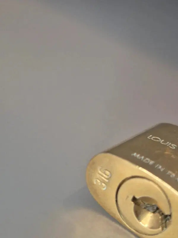 Zoom sur la serrure du cadenas Louis Vuitton avec numéro gravé 316