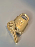 Cadenas et clé posés ensemble – mise en scène élégante