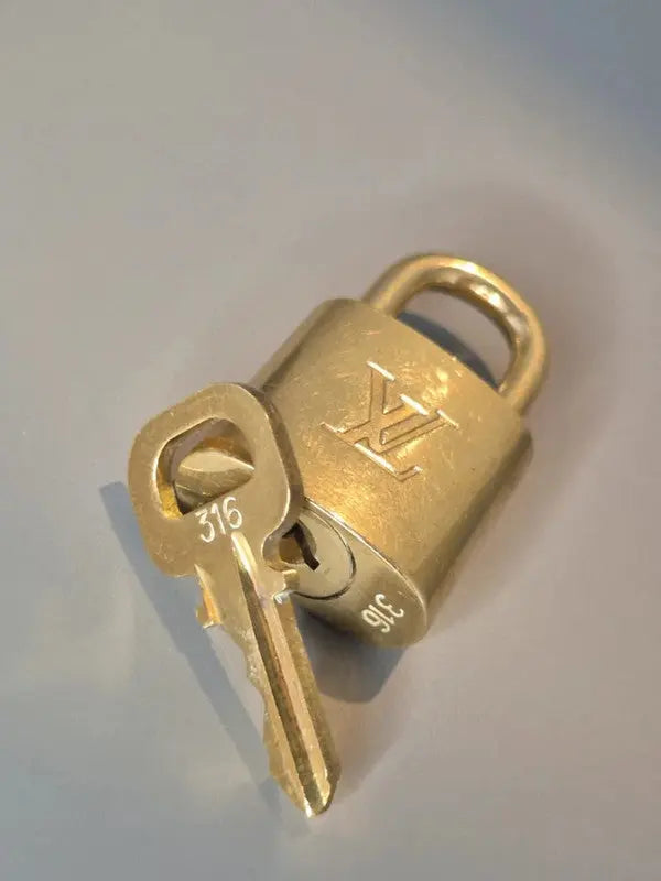 Cadenas et clé posés ensemble – mise en scène élégante