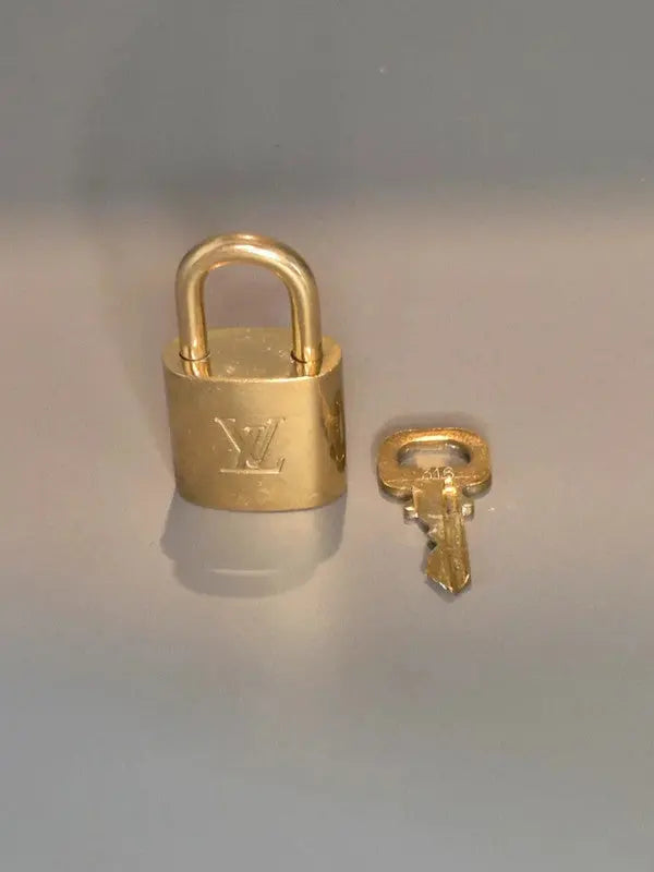 Cadenas et clé posés ensemble – mise en scène élégante