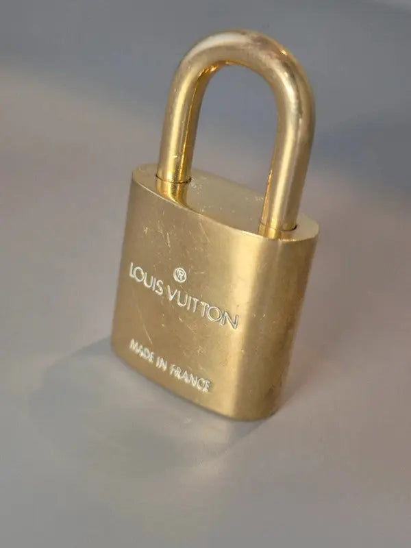 Cadenas Louis Vuitton doré – gravure complète “Made in France” et logo visible
