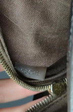 État intérieur du sac Louis Vuitton Olav PM – doublure foncée - code d'authenticité 