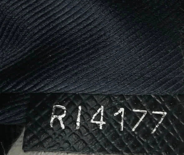 Louis Vuitton Porte-Documents en Cuir Taïga Noir Louis Vuitton