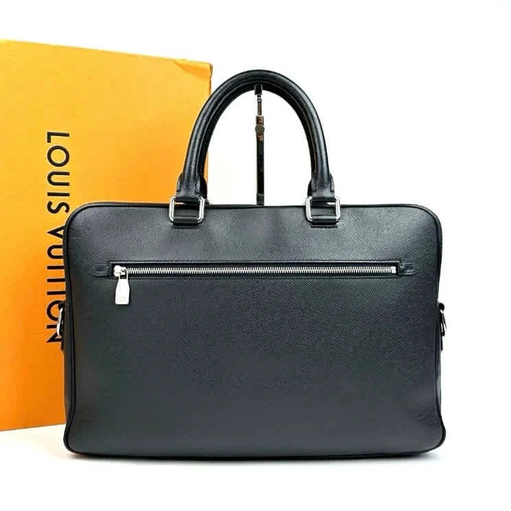 Louis Vuitton Porte-Documents en Cuir Taïga Noir Louis Vuitton