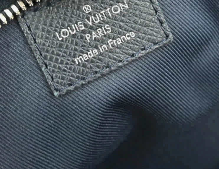 Louis Vuitton Porte-Documents en Cuir Taïga Noir Louis Vuitton