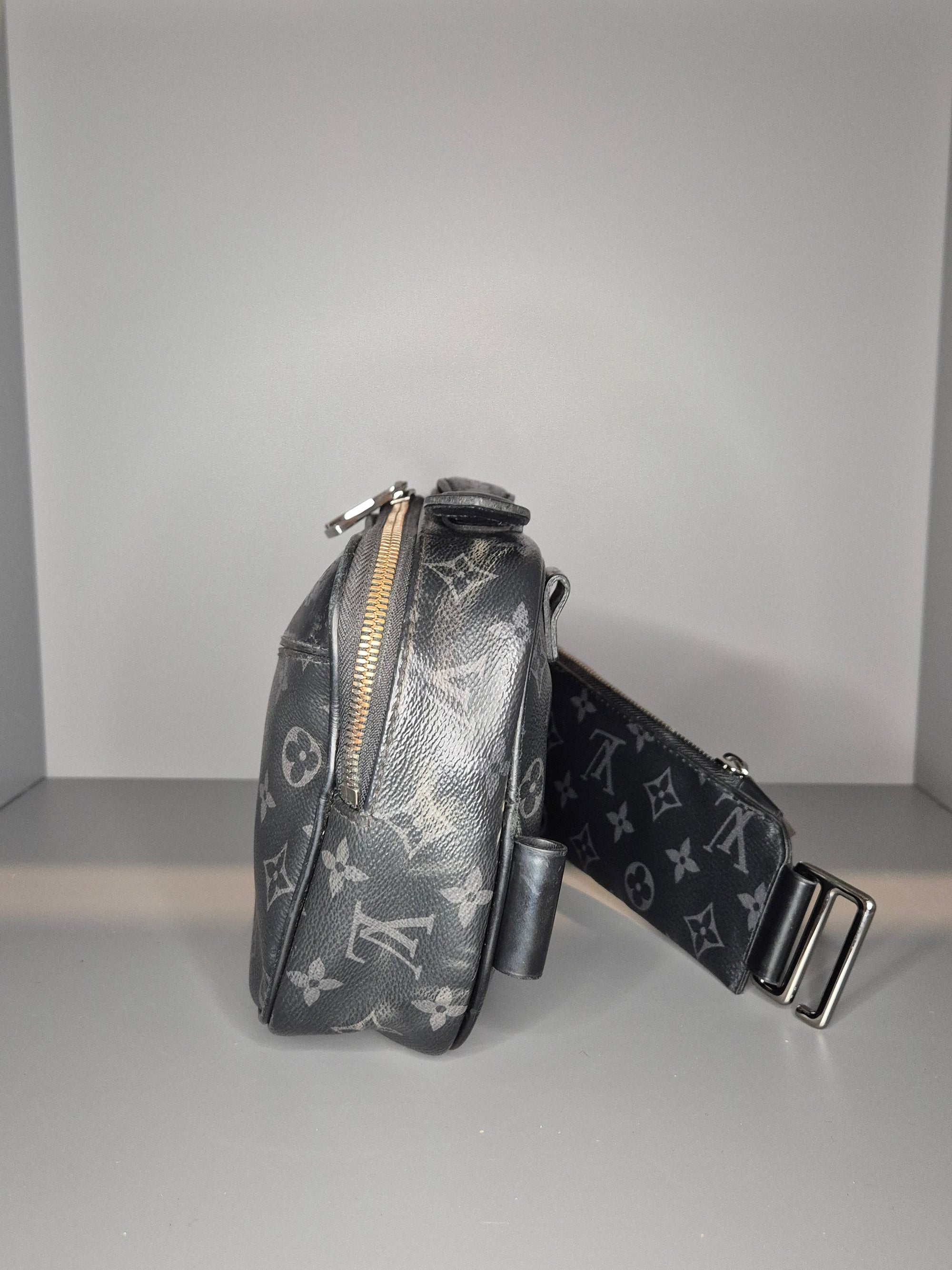 Louis Vuitton Sacoche – Cuir Taïga Monogram Noir Iconic-Bag