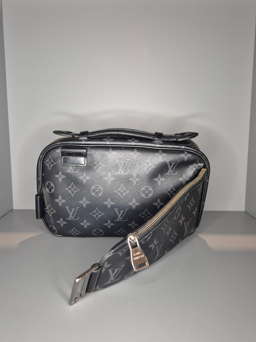 Louis Vuitton Sacoche – Cuir Taïga Monogram Noir Iconic-Bag