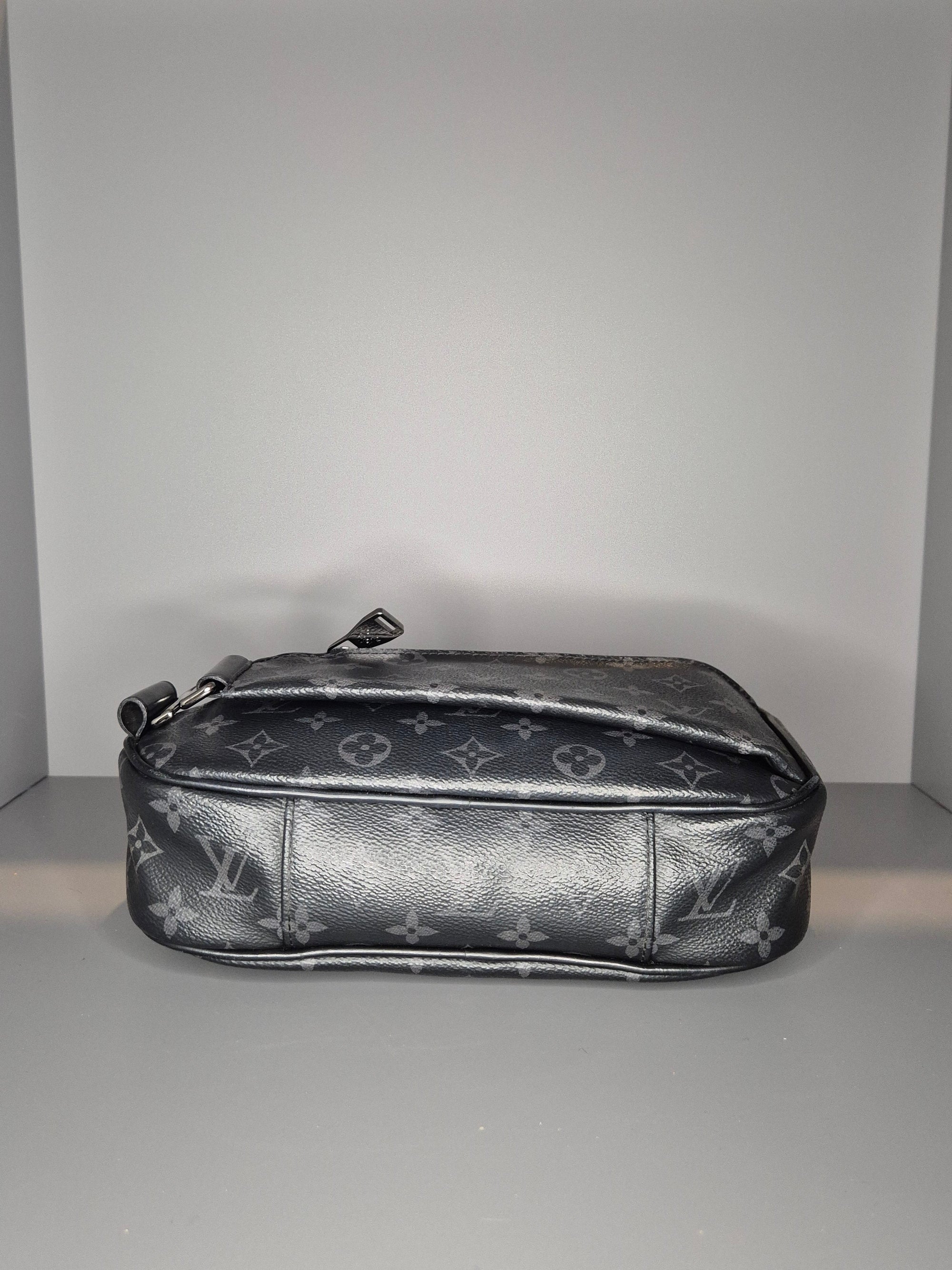 Louis Vuitton Sacoche – Cuir Taïga Monogram Noir Iconic-Bag
