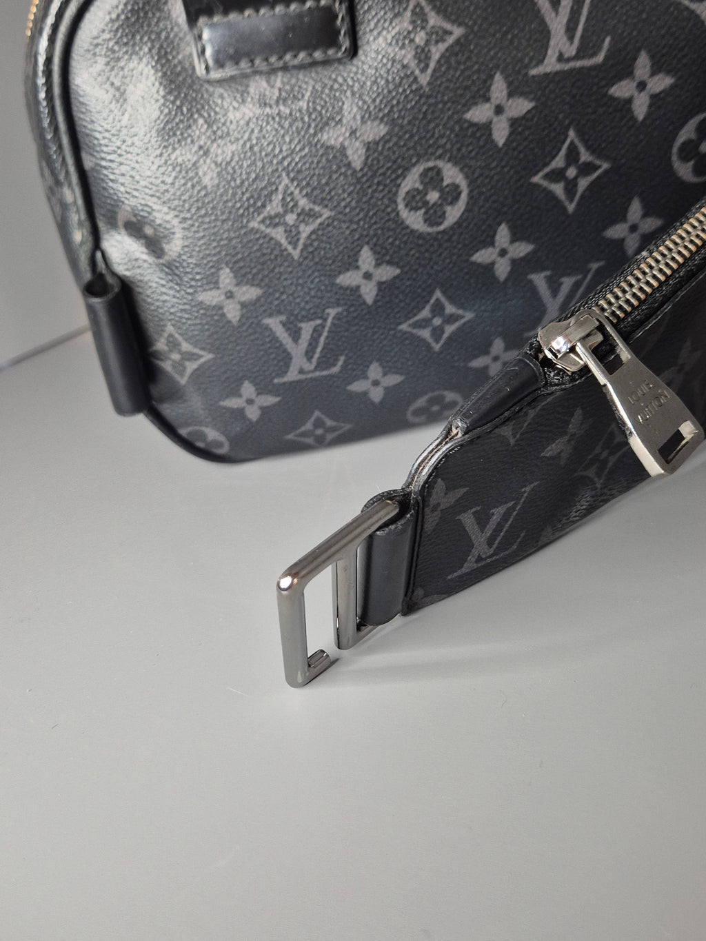 Louis Vuitton Sacoche – Cuir Taïga Monogram Noir Iconic-Bag