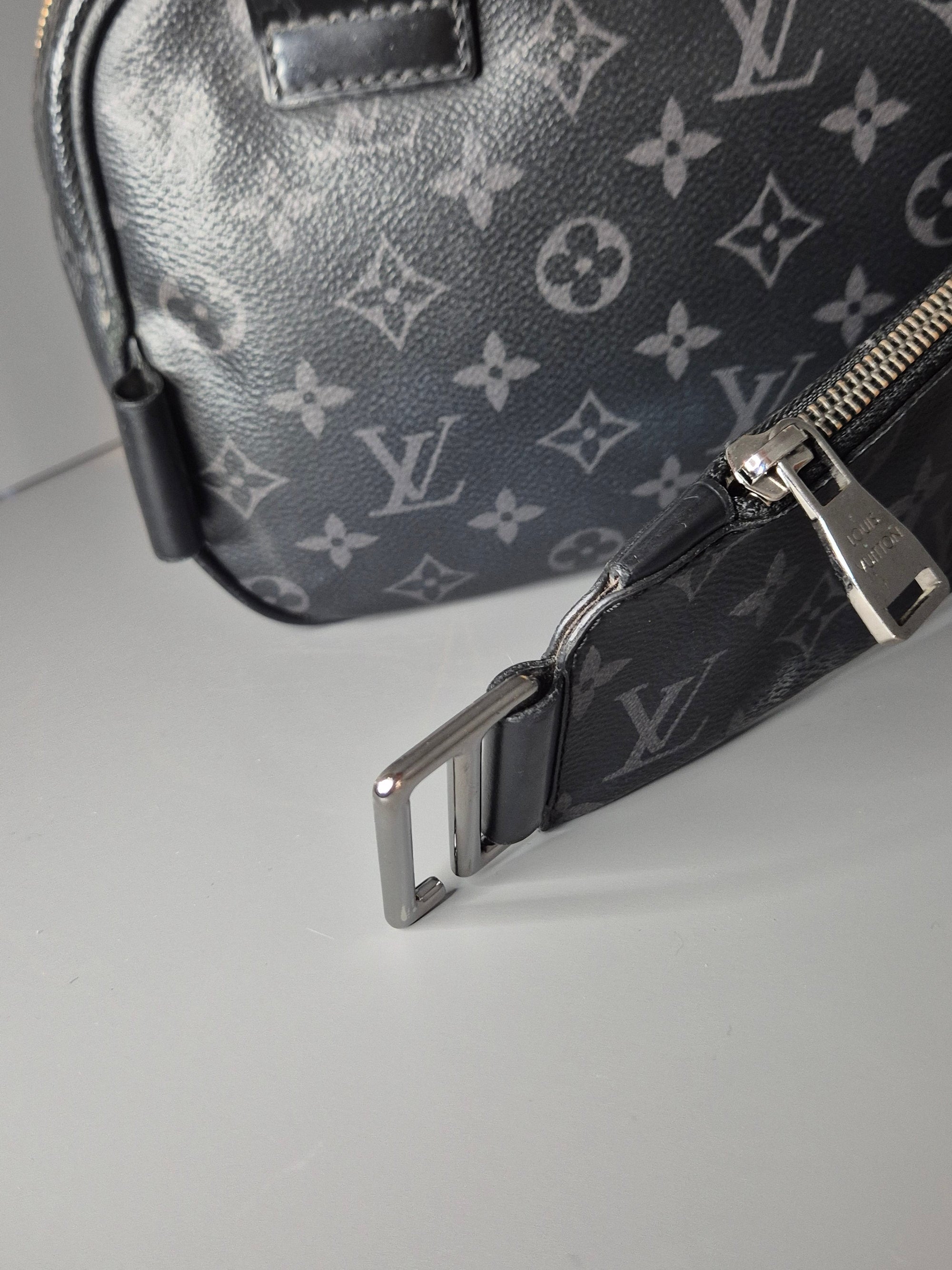 Louis Vuitton Sacoche – Cuir Taïga Monogram Noir Iconic-Bag