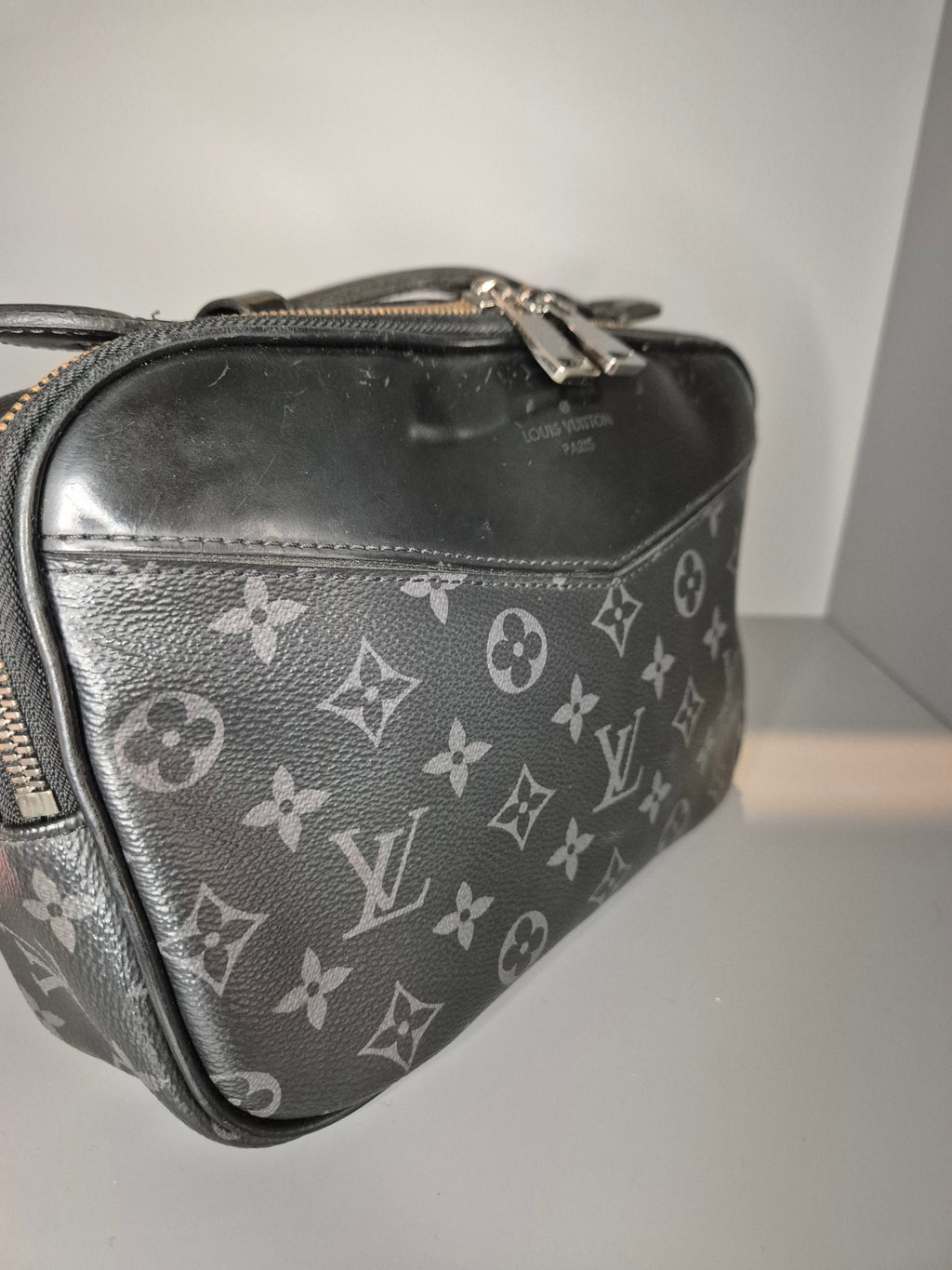 Louis Vuitton Sacoche – Cuir Taïga Monogram Noir Iconic-Bag