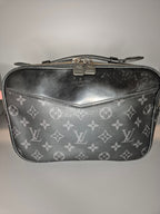 Louis Vuitton Sacoche – Cuir Taïga Monogram Noir Iconic-Bag