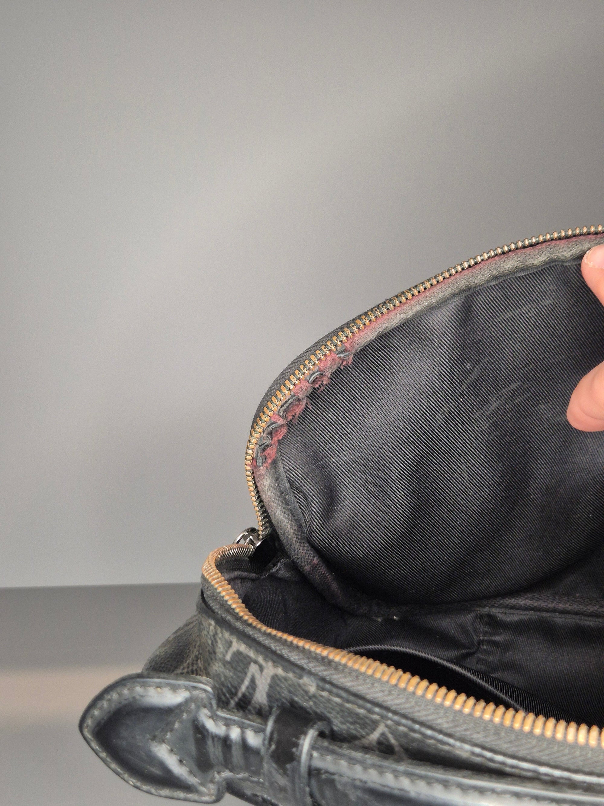 Louis Vuitton Sacoche – Cuir Taïga Monogram Noir Iconic-Bag