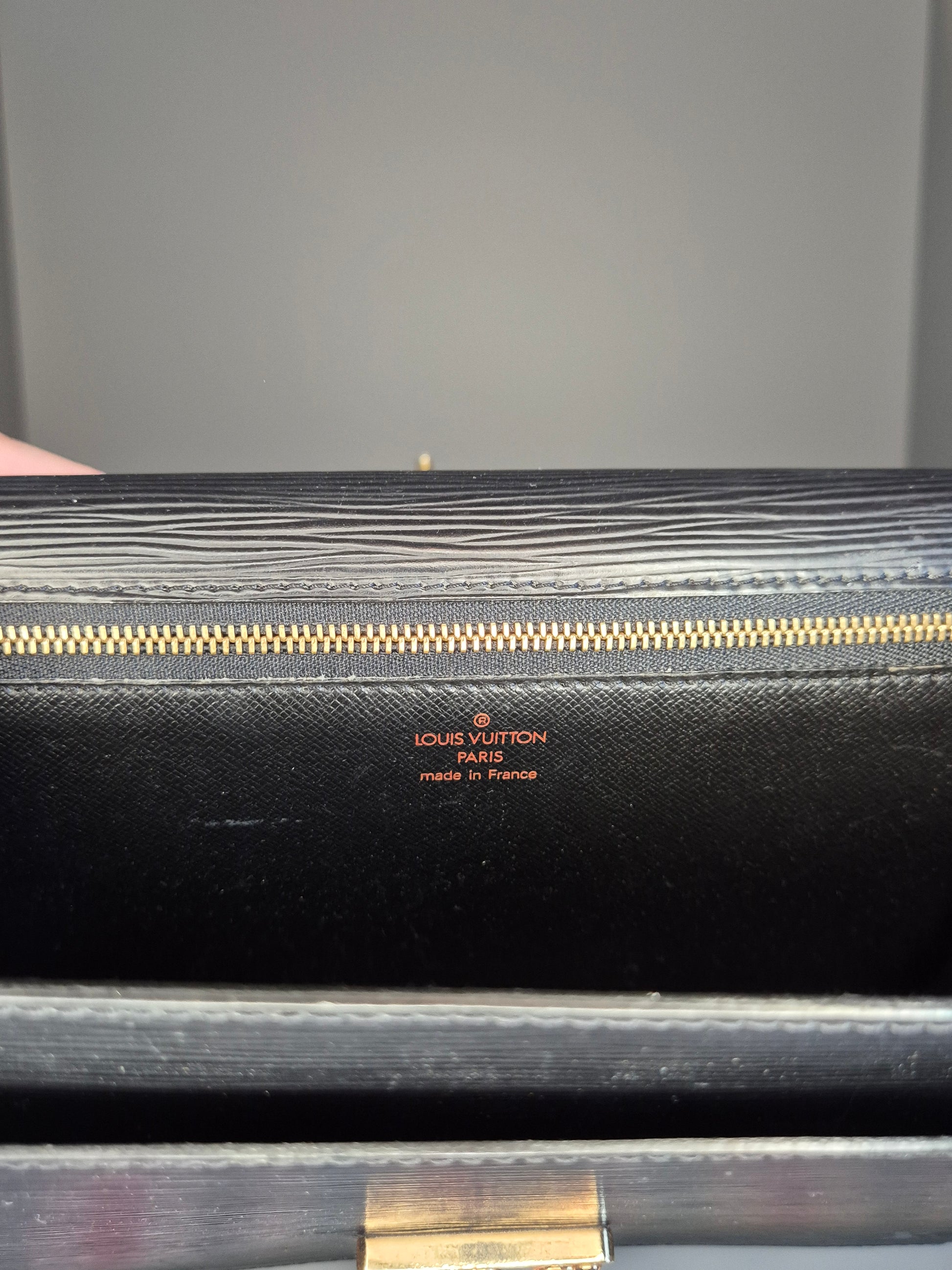 Focus intérieur – marquage Louis Vuitton Made in France