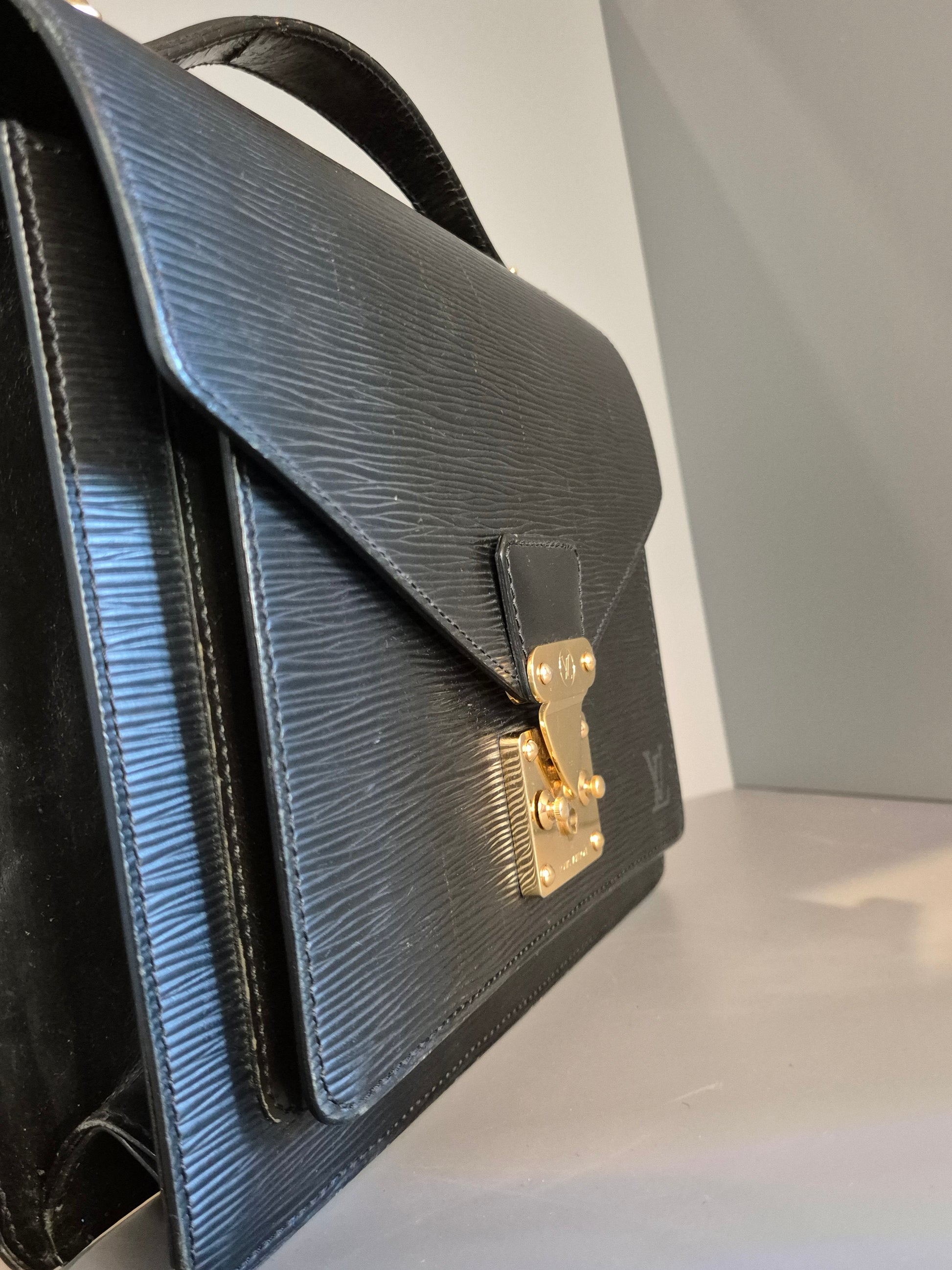 Vue latérale gauche du sac Monceau 28 – forme cartable rigide