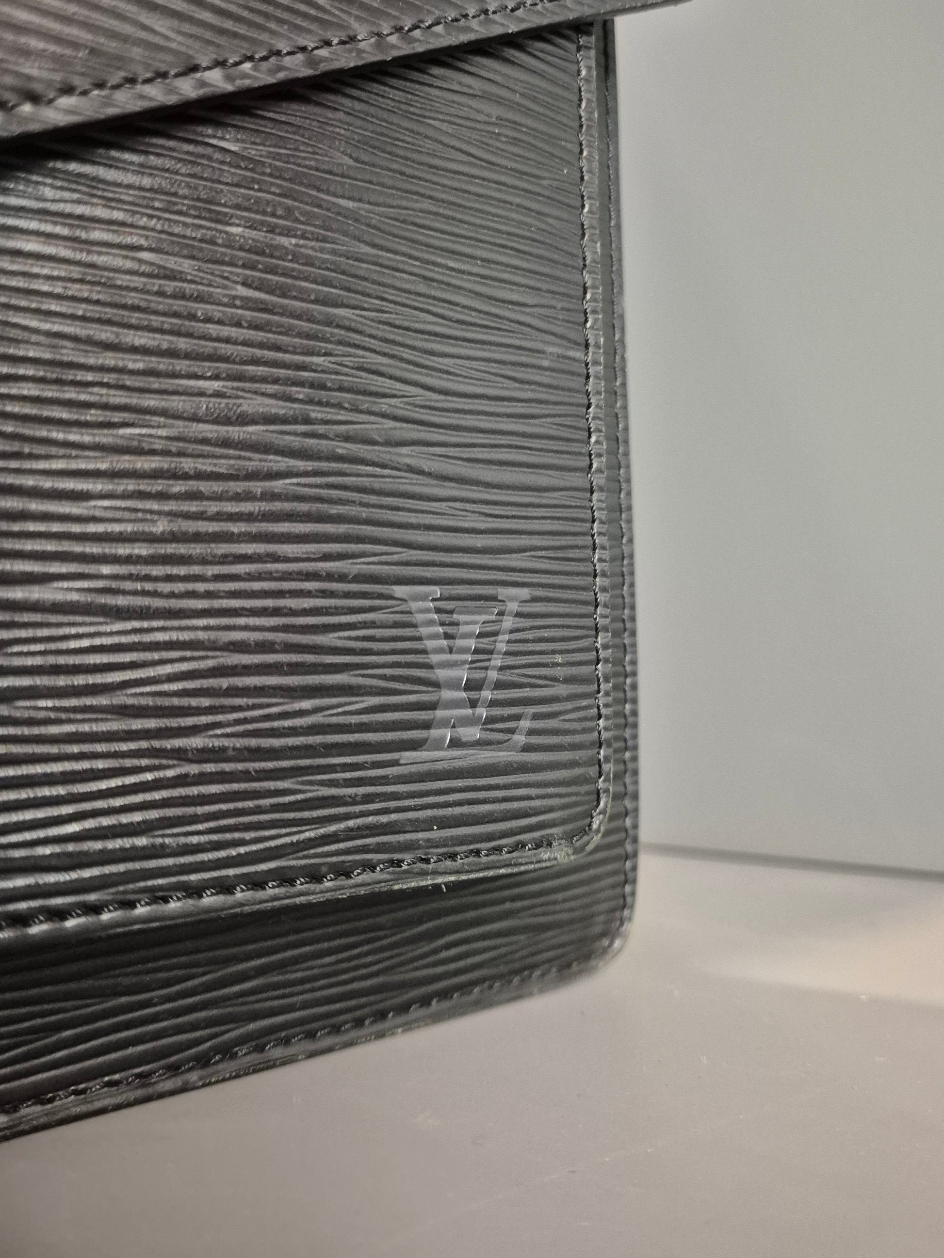 Zoom sur le cuir Épi grainé avec embossage LV discret
