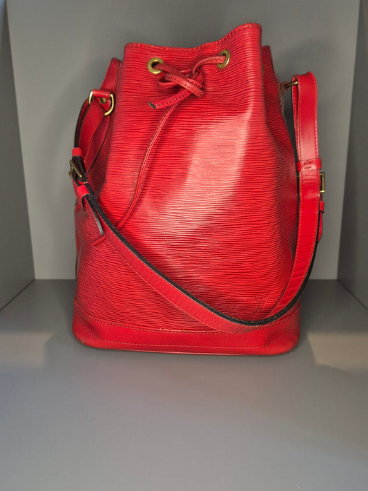 sac Louis Vuitton Noé GM rouge cuir Épi vue de face
