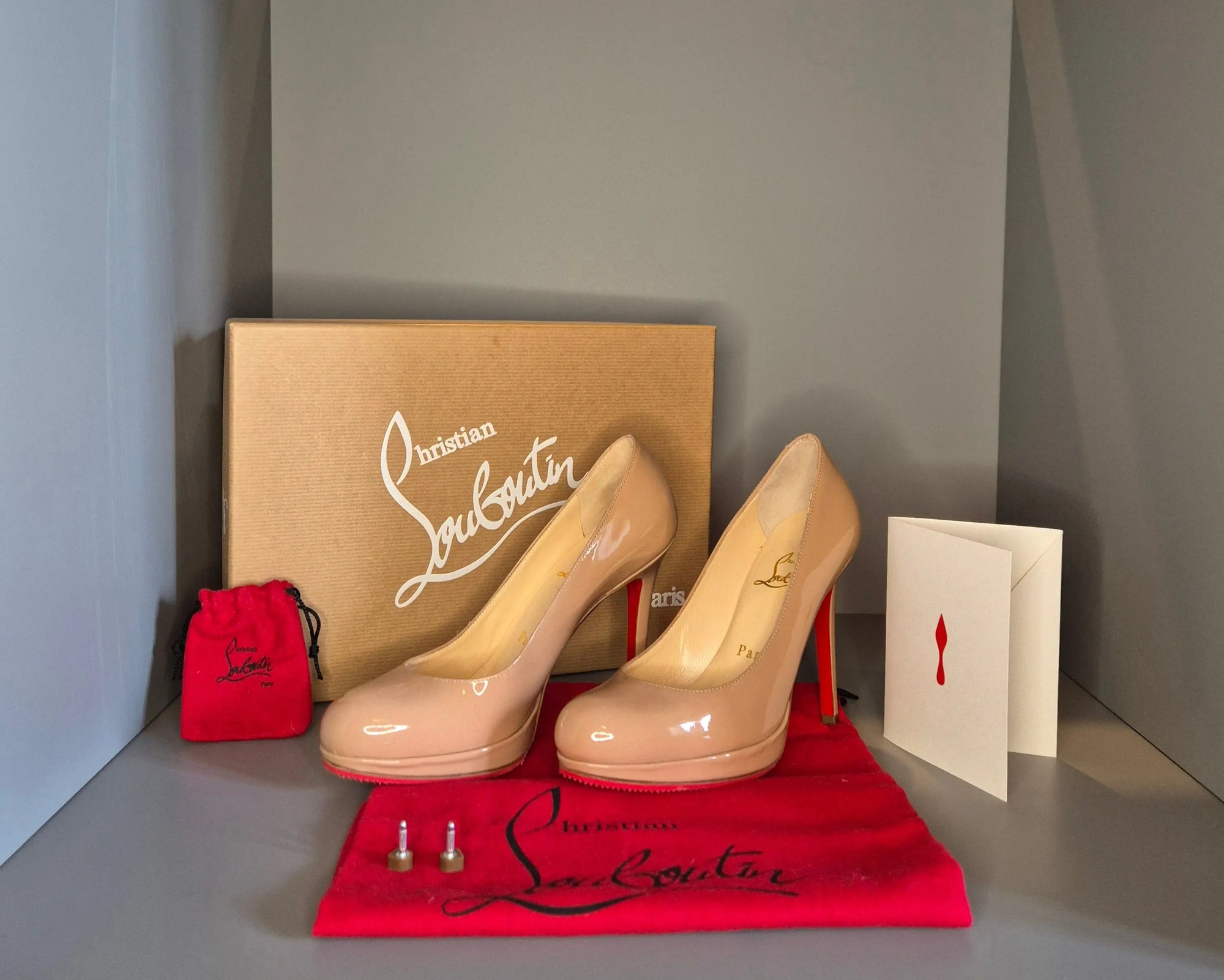 Escarpins Louboutin 120 mm vernis beige avec boîte d’origine et accessoires