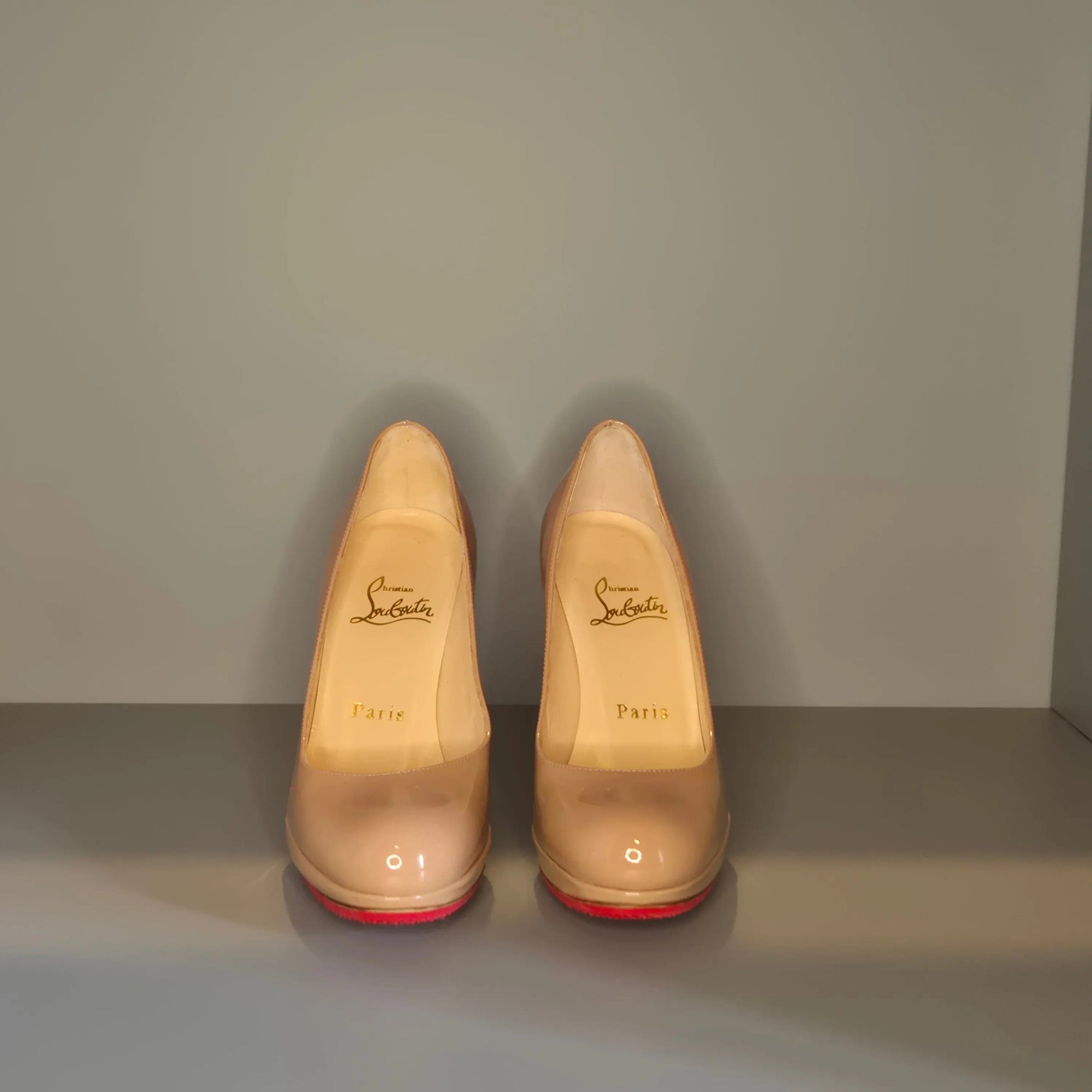 Escarpins Louboutin vue avant – bout arrondi et logo doré intérieur