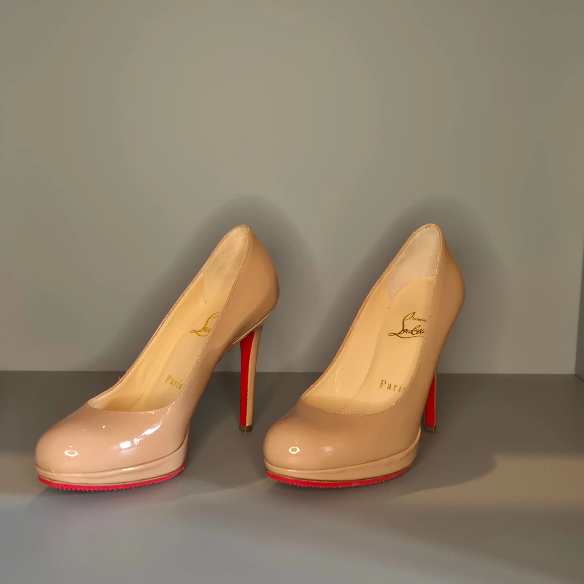 Vue d’ensemble des escarpins à talons aiguilles Christian Louboutin nude