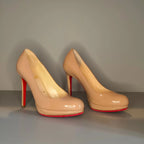 Vue de profil escarpins Louboutin – talons aiguilles vernis nude