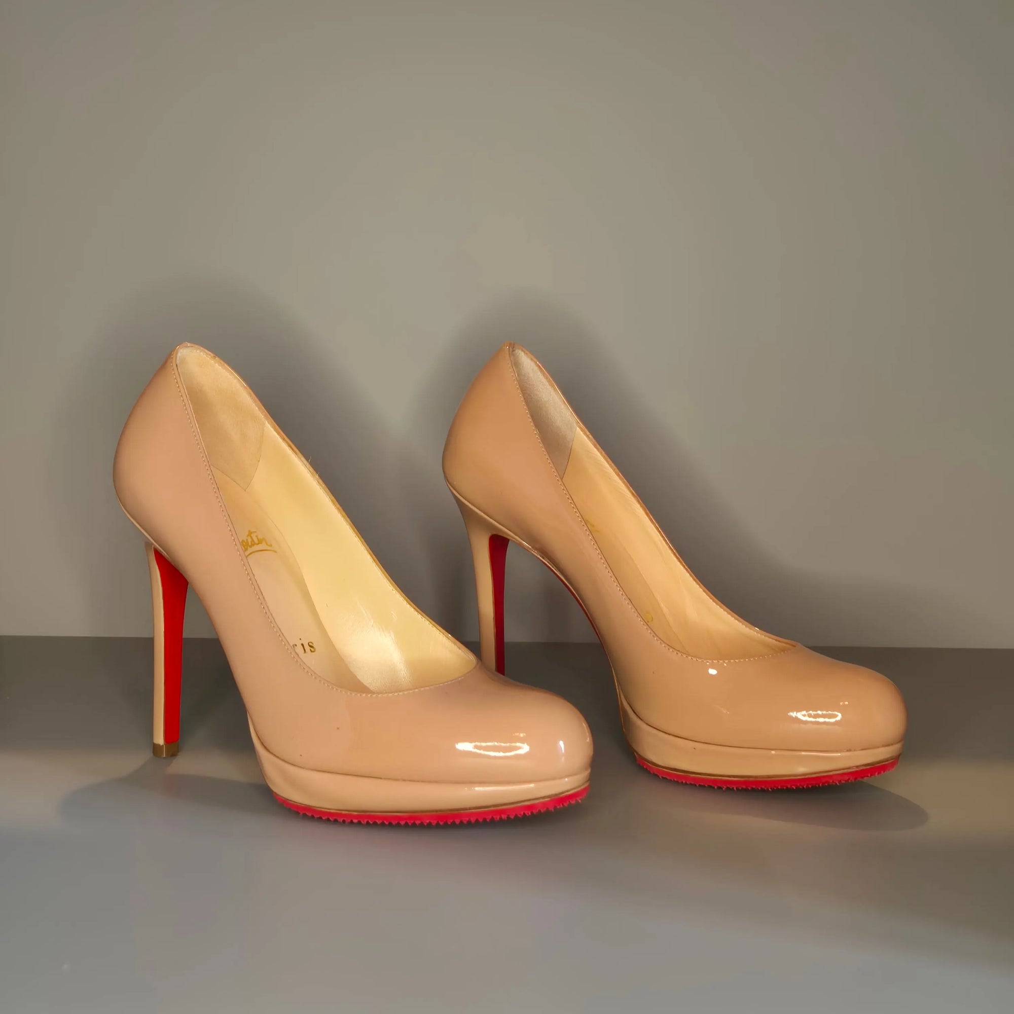 Vue de profil escarpins Louboutin – talons aiguilles vernis nude