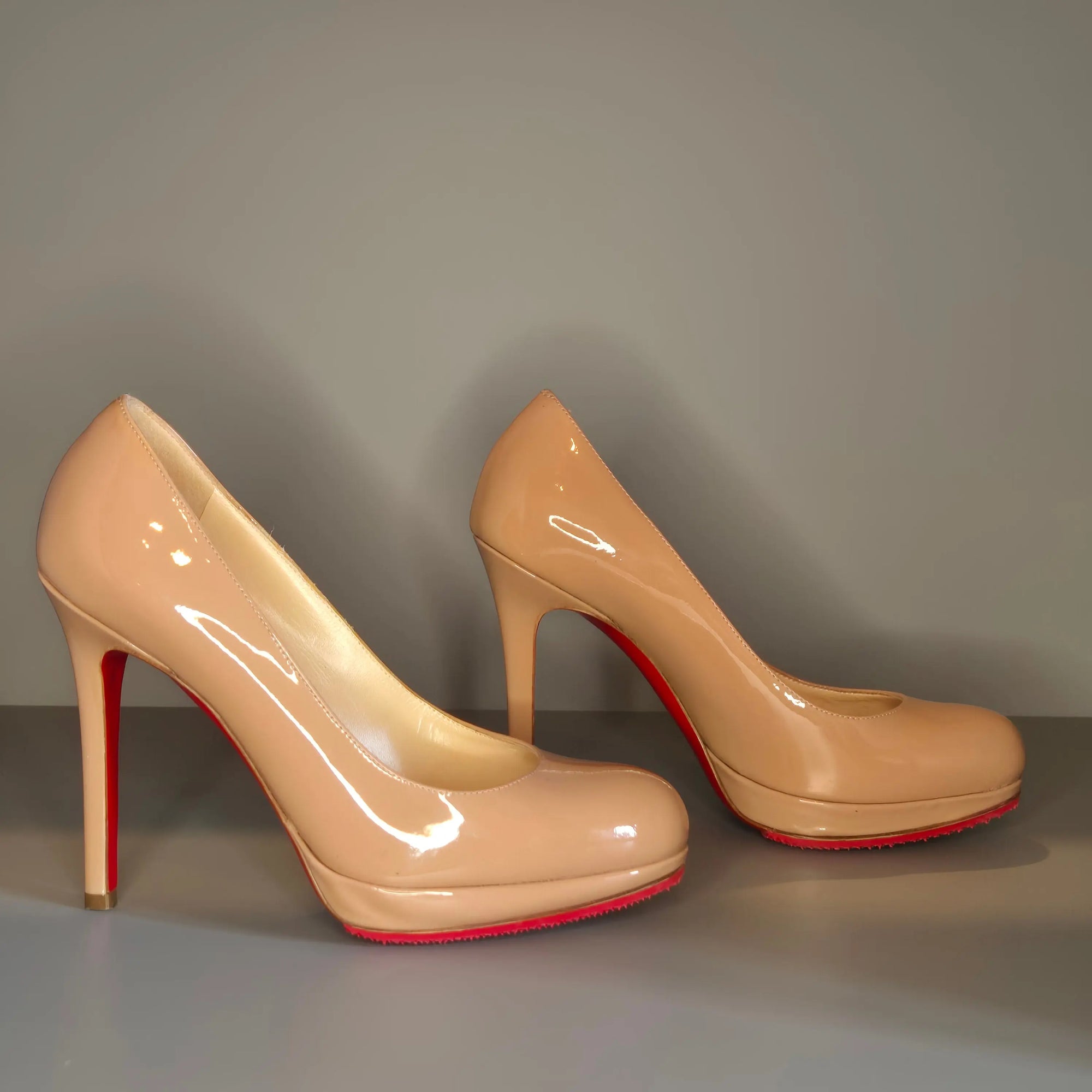 Détail du cuir vernis – finition brillante beige nude