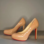 Vue diagonale droite – escarpins vernis beige Christian Louboutin