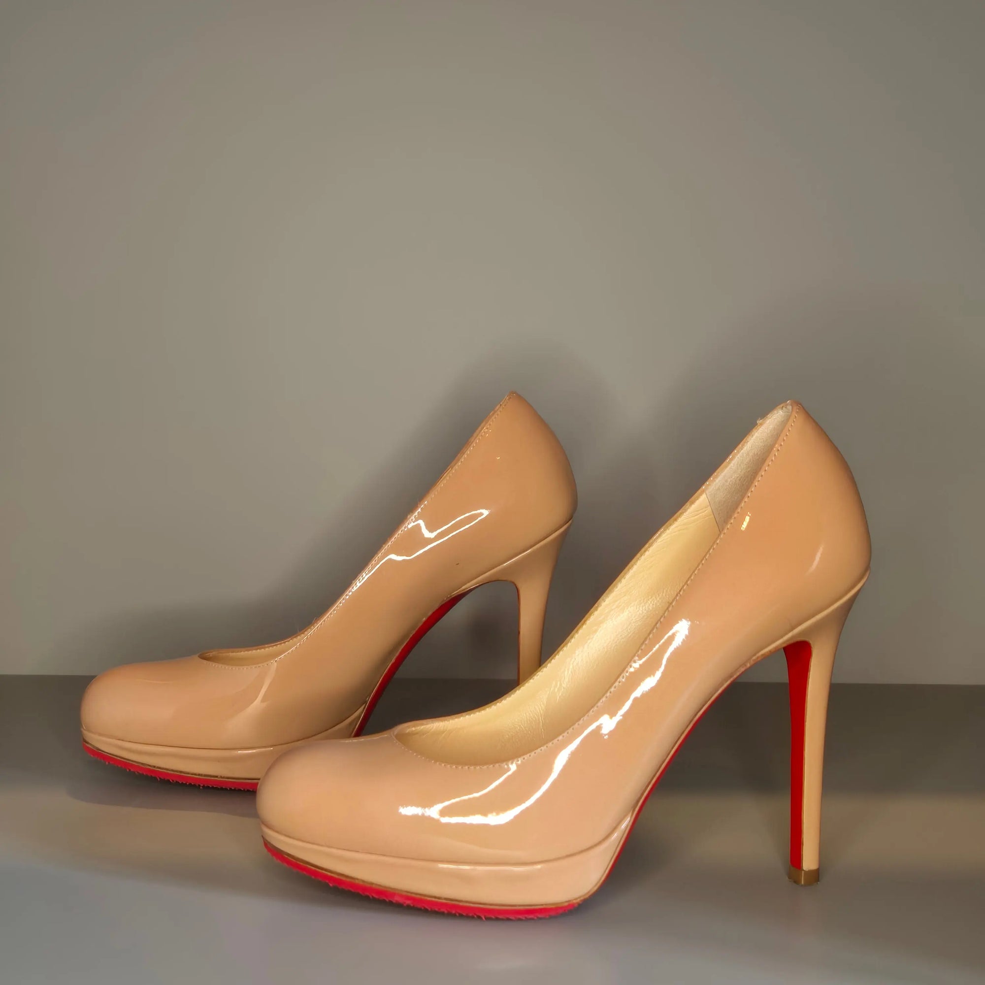 Vue diagonale droite – escarpins vernis beige Christian Louboutin