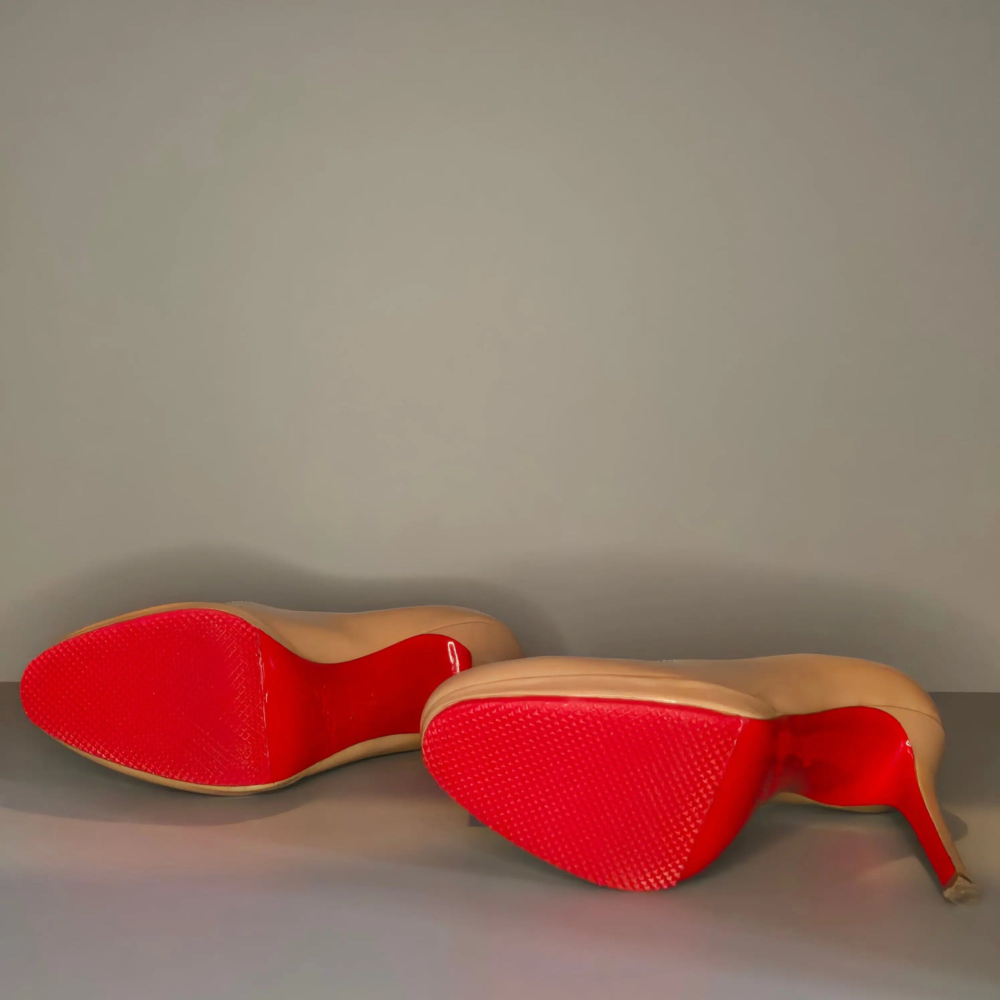 emelle rouge emblématique – escarpins Louboutin portés
