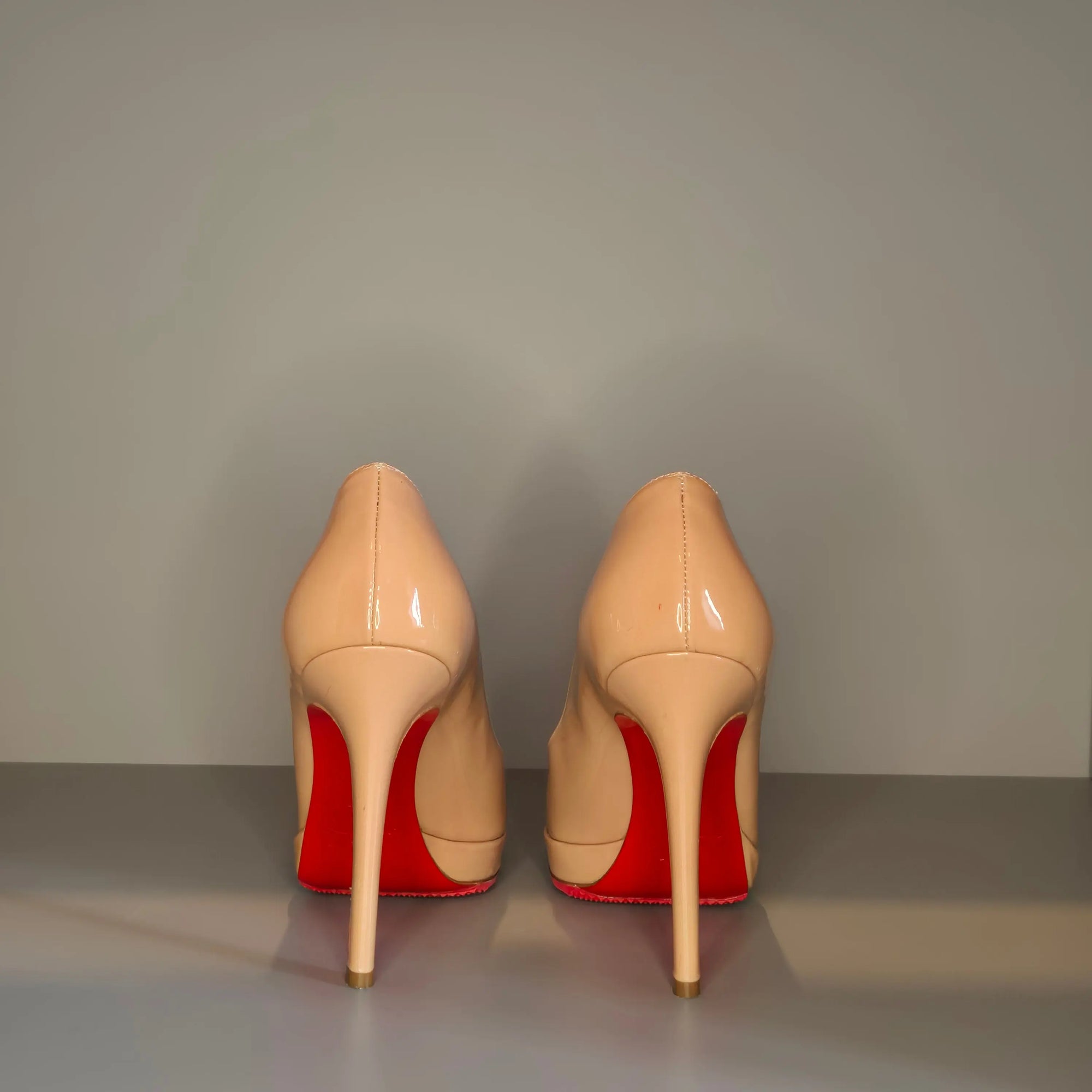 Escarpins à talons aiguilles Christian Louboutin – arrière structuré