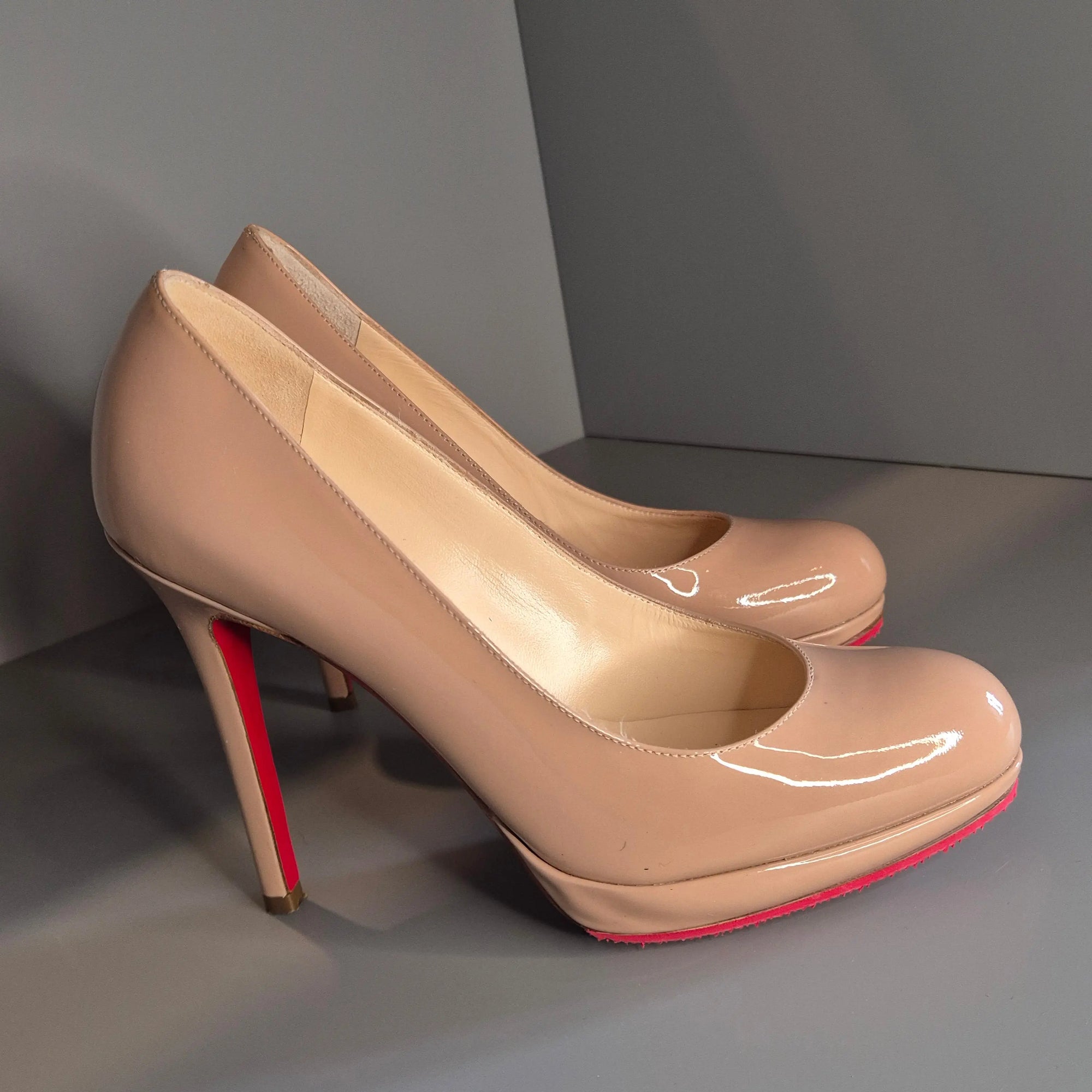 Escarpins Louboutin 120 mm vernis – vue diagonale gauche