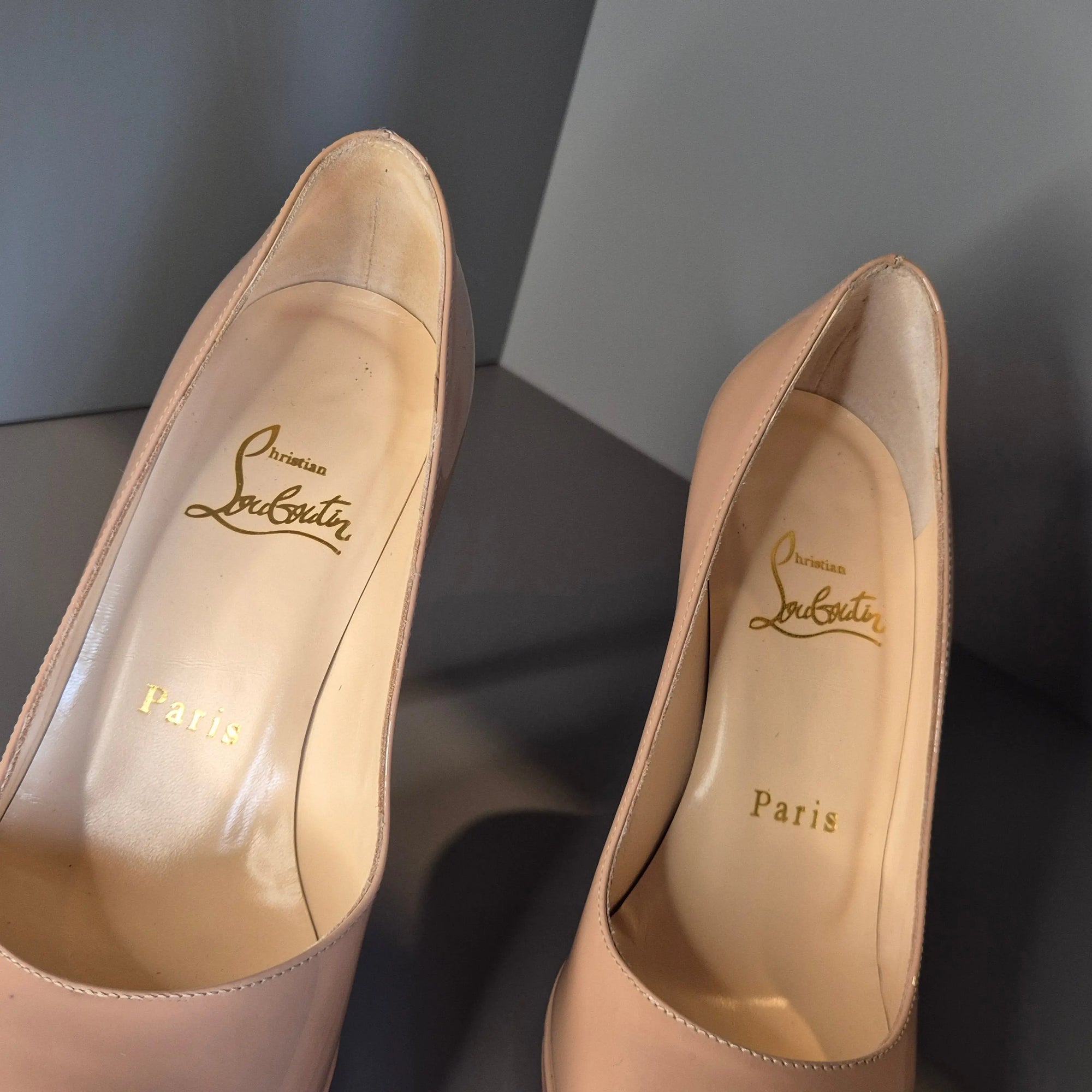 Vue intérieure – cuir beige et logo Christian Louboutin doré