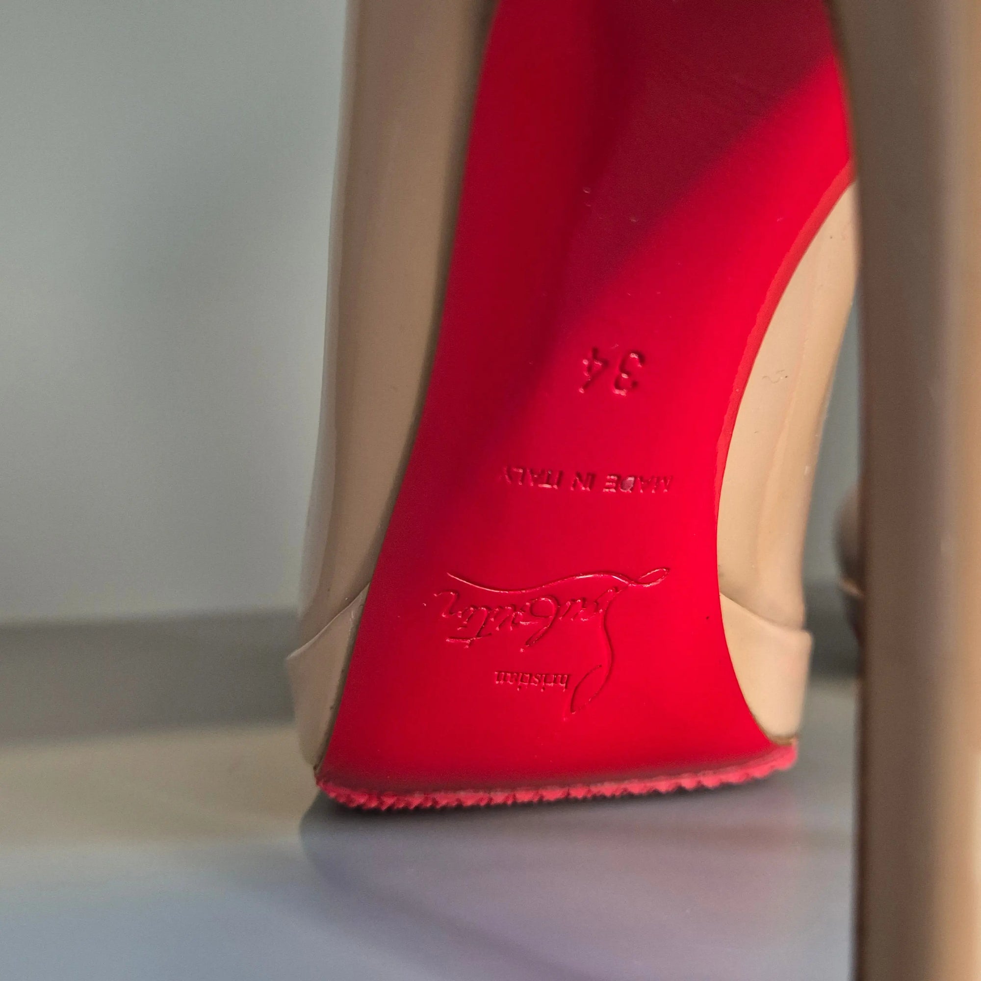 Logo Louboutin gravé sur la semelle – preuve d’authenticité