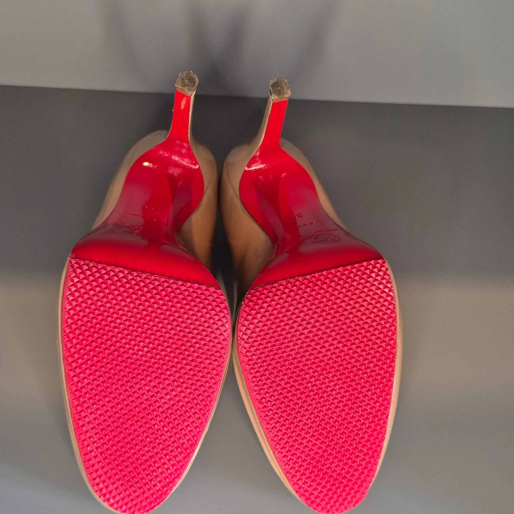 Vue à plat – escarpins Louboutin côte à côte