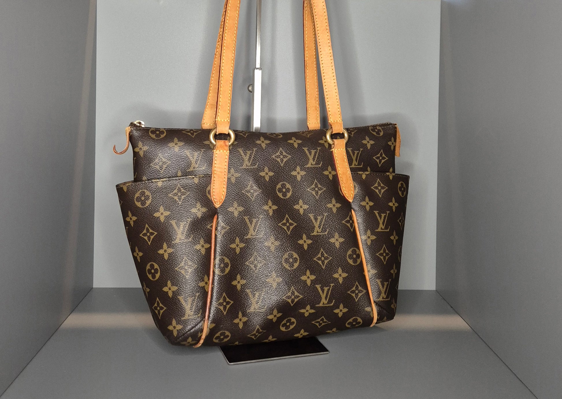 Profil gauche – sac cabas Monogram avec poches latérales