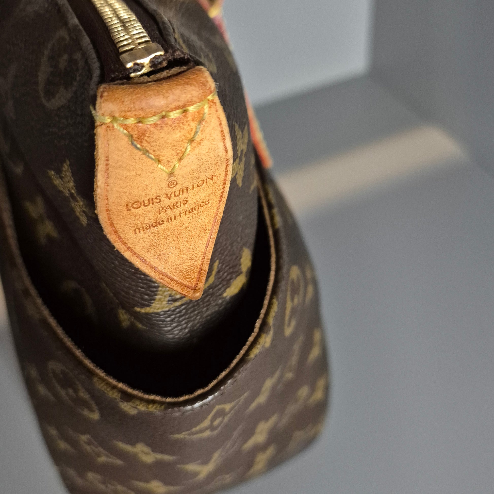 Étiquette cuir embossée Louis Vuitton Paris – Made in France, couture vachette d’origine