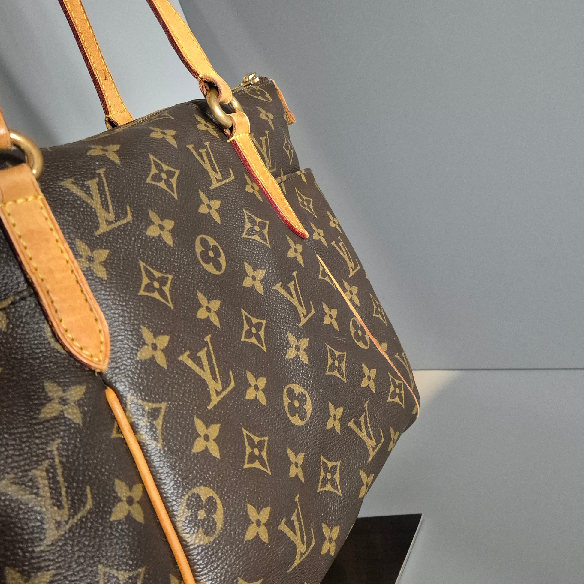 Zoom sur la base du sac – coutures et coins en très bon état