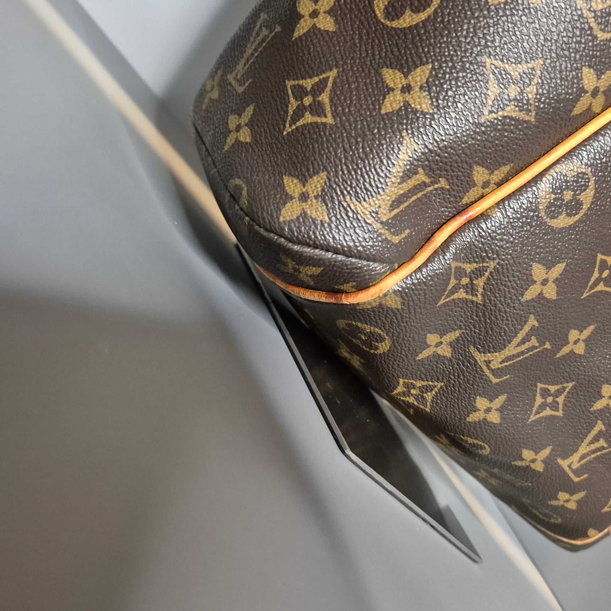 Zoom sur la couture entre toile et cuir naturel
