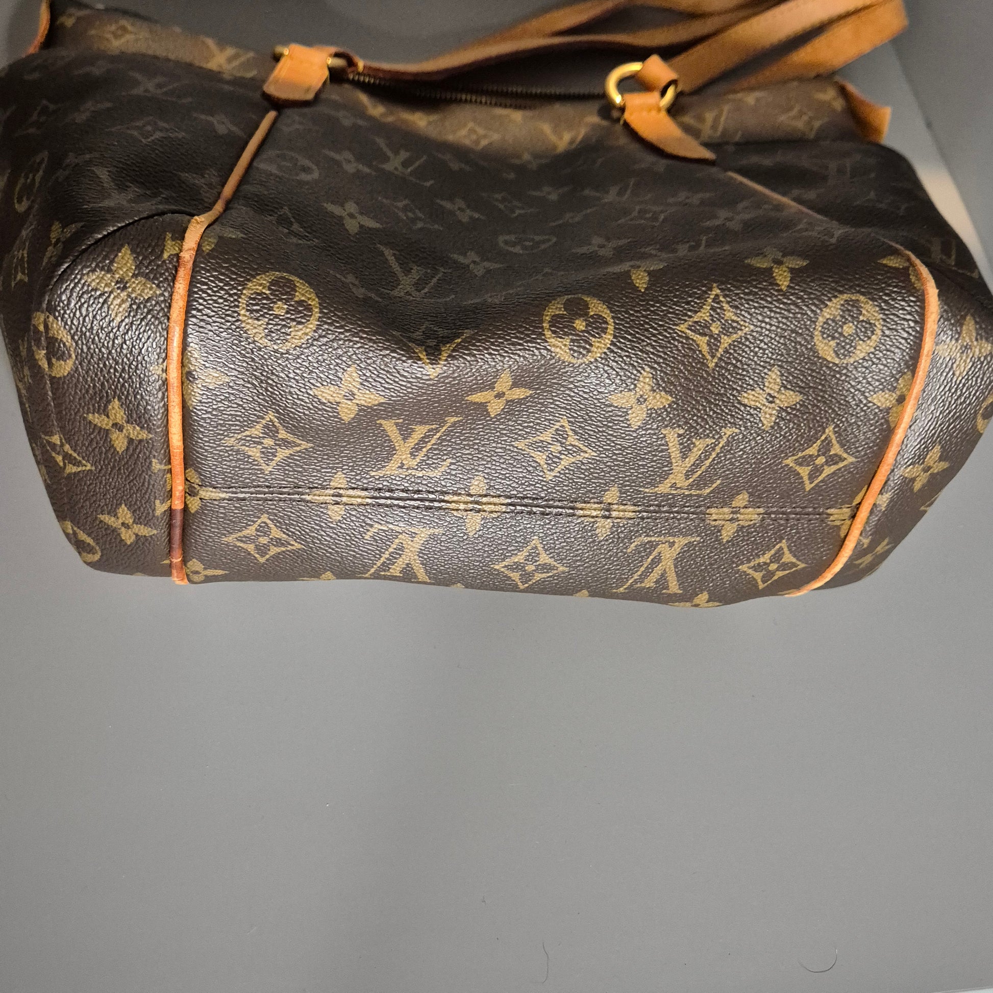 Vue de dessous du sac – coins non usés, base propre
