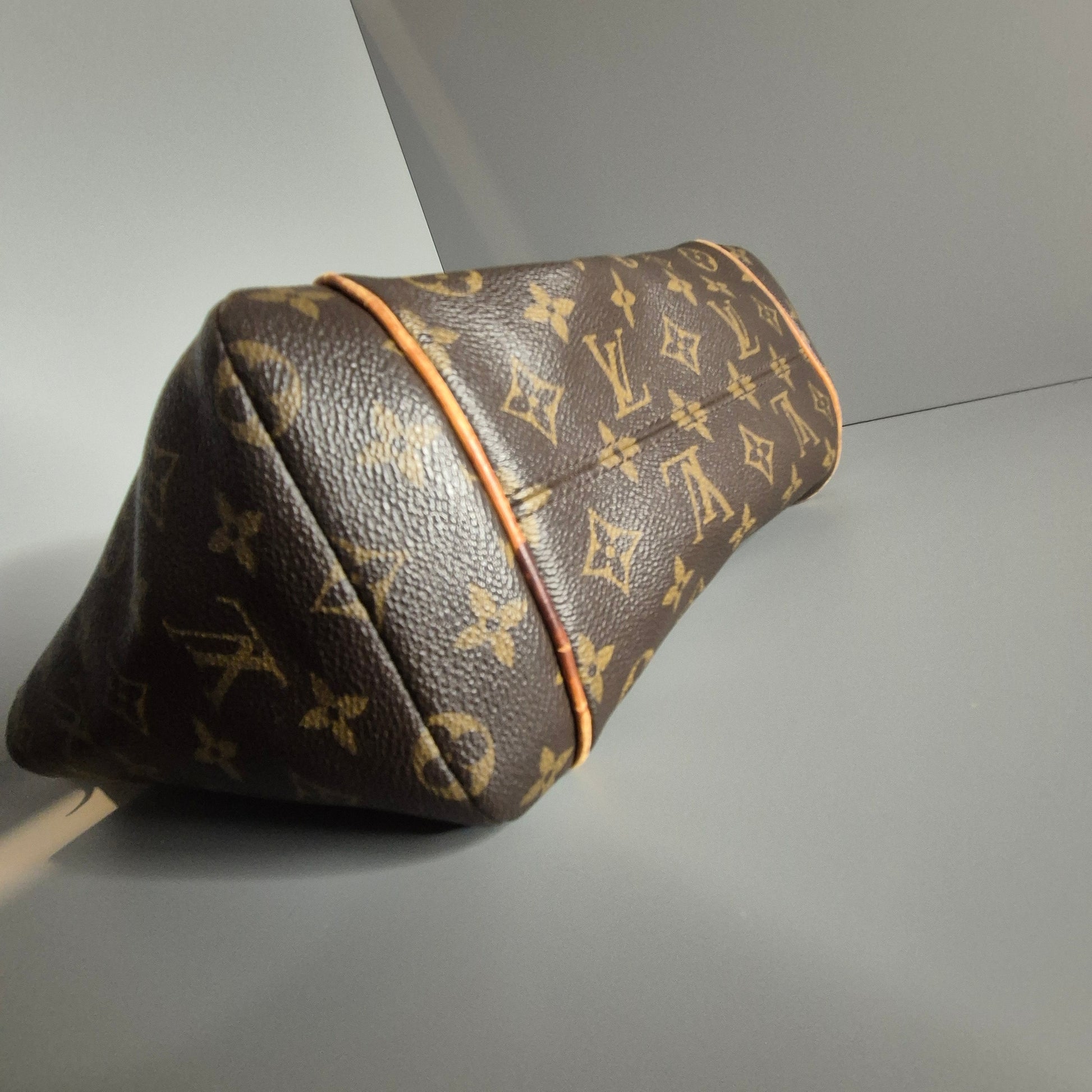 Angle du sac – bon état général des coins et coutures