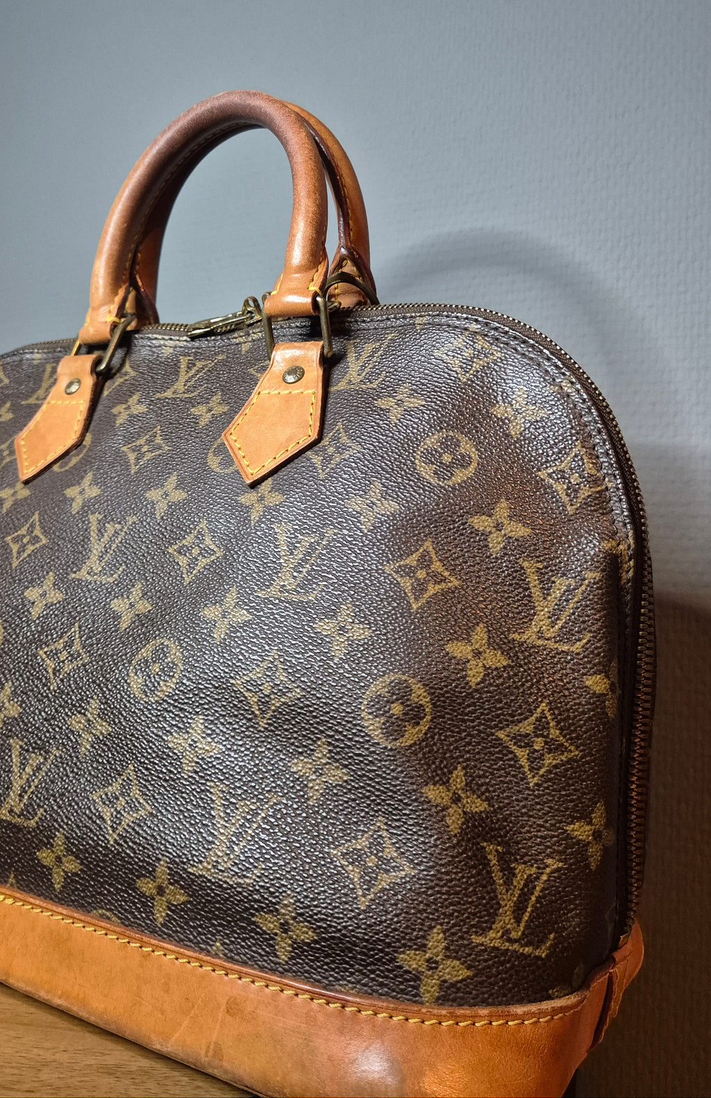Louis Vuitton Alma Monogram - zoom détail initial LV 