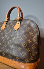 Louis Vuitton Alma Monogram - zoom détail initial LV 