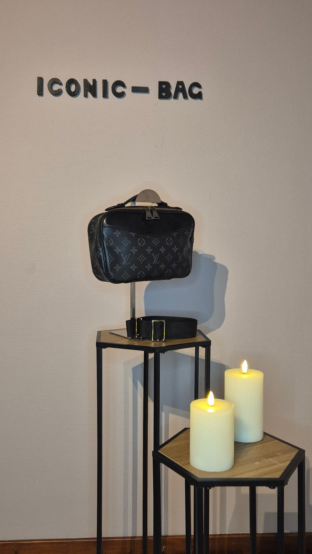 Louis Vuitton Sacoche – Cuir Taïga Monogram Noir Louis Vuitton