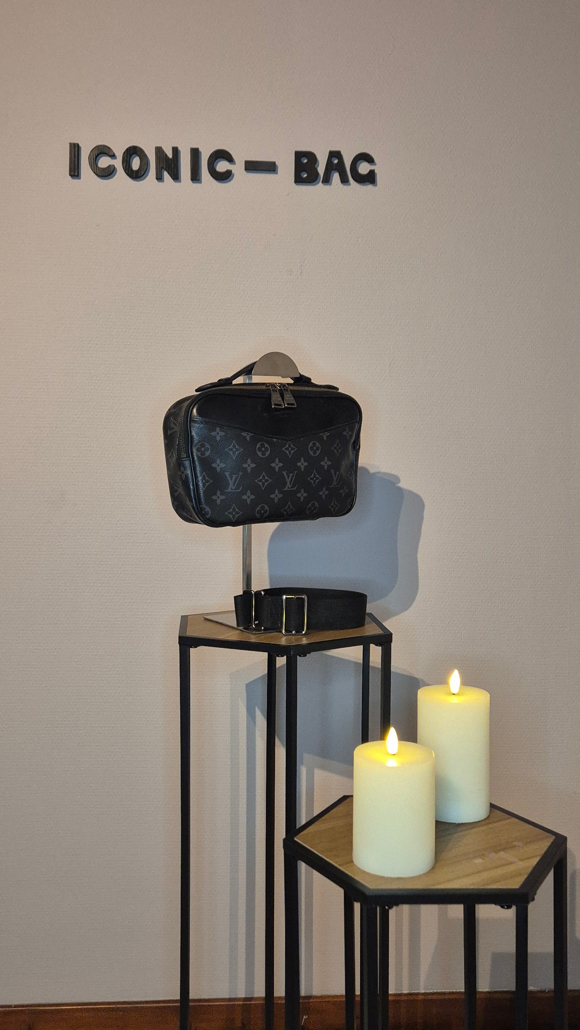 Louis Vuitton Sacoche – Cuir Taïga Monogram Noir Louis Vuitton