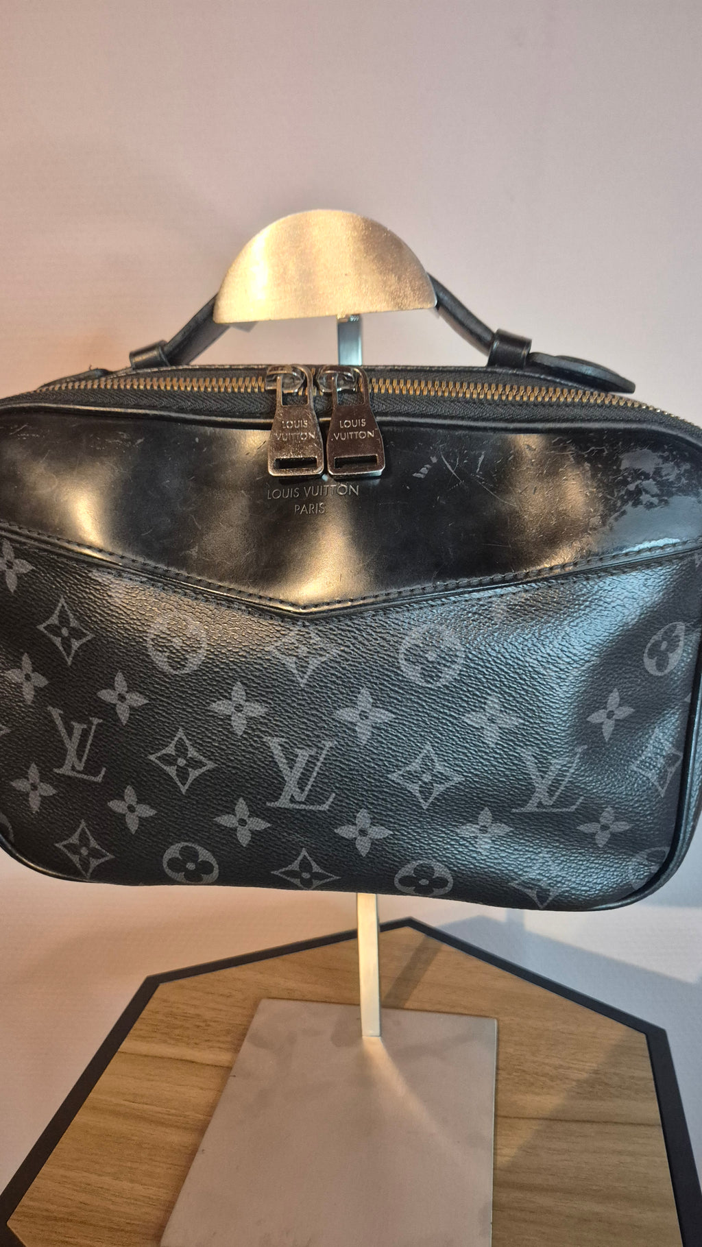 Louis Vuitton Sacoche – Cuir Taïga Monogram Noir Louis Vuitton